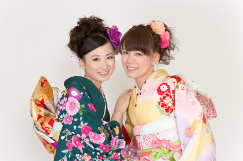 友人の結婚式にも振袖でお祝いしよう
