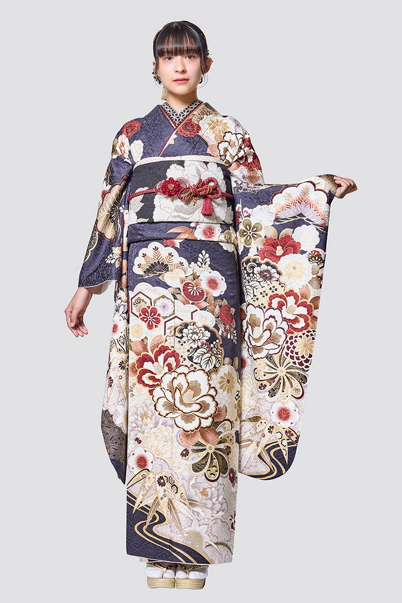 ママ振袖プランの振袖（紺地にレトロな花柄）
