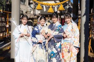 杉並区の気象神社で、成人を祝うハレの日の４人のメンバー