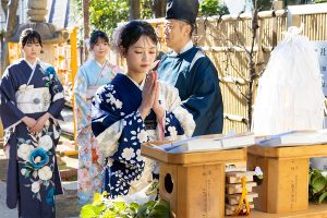 杉並区の気象神社で、成人を祝うハレの日の４人のメンバー