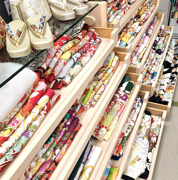 新宿サブナード店の豊富な振袖